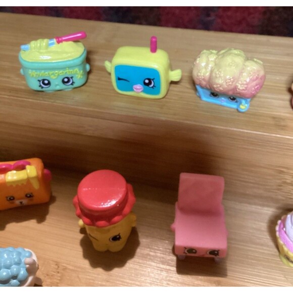 Shopkins Season Five 5 Lot 22 Figures Plus 4 Cases Moose Toys Animated Foods - Picture 2 of 9